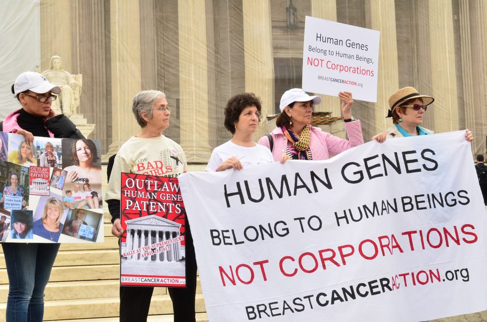 Proteste davanti alla Corte Suprema USA (Fonte: Lisa Stone/Breast Cancer Action)