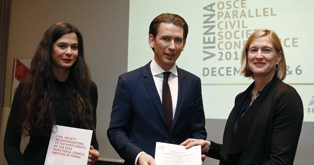 Corallina Lopez Curzi (CILD) e Melissa Hooper (Human Rights First) consegnano le raccomandazioni e la dichiarazione di Vienna al Presidente in carica OSCE.