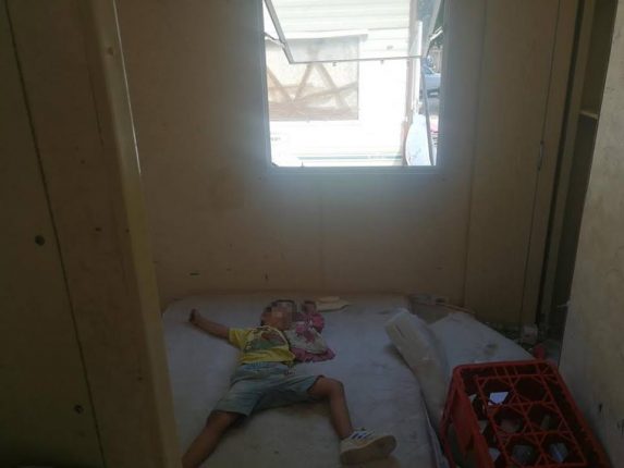 Un bambino dorme in uno dei container sequestrati del Camping River