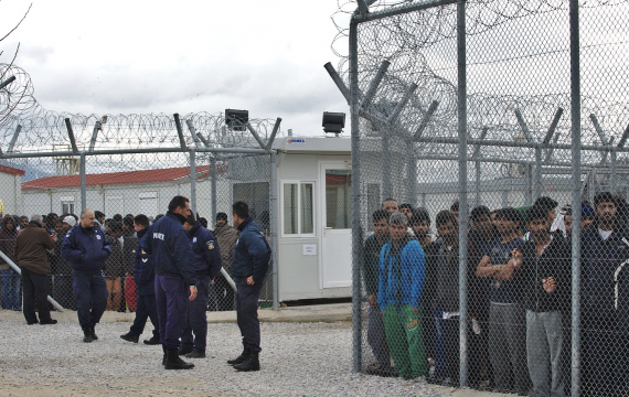Migranti in Grecia: tra detenzione e violazione dei diritti umani.