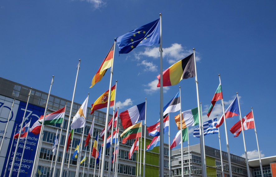 Stretta dell’UE su asilo e rimpatri: dall’Albania verso gli USA di Trump