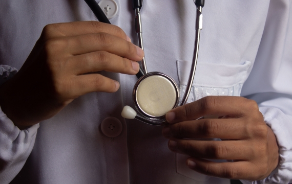 «Per prima cosa, non nuocere» : L’assurda vicenda dei sanitari indagati